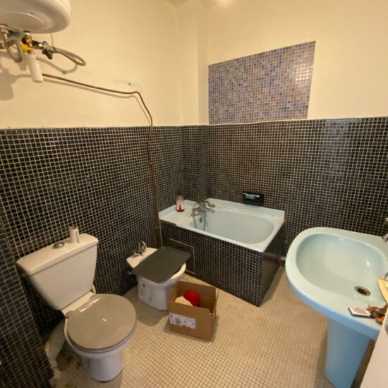 Novaclem - salle de bain T2 Bravet avant travaux - Investissement Marseille